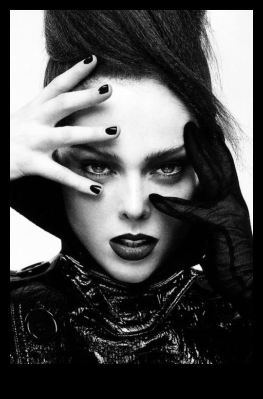 Glam în alb și negru Un aspect cu contrast ridicat pentru orice ocazie 3 Glam în alb și negru: Explorarea frumuseții cu contrast ridicat în stilurile de machiaj