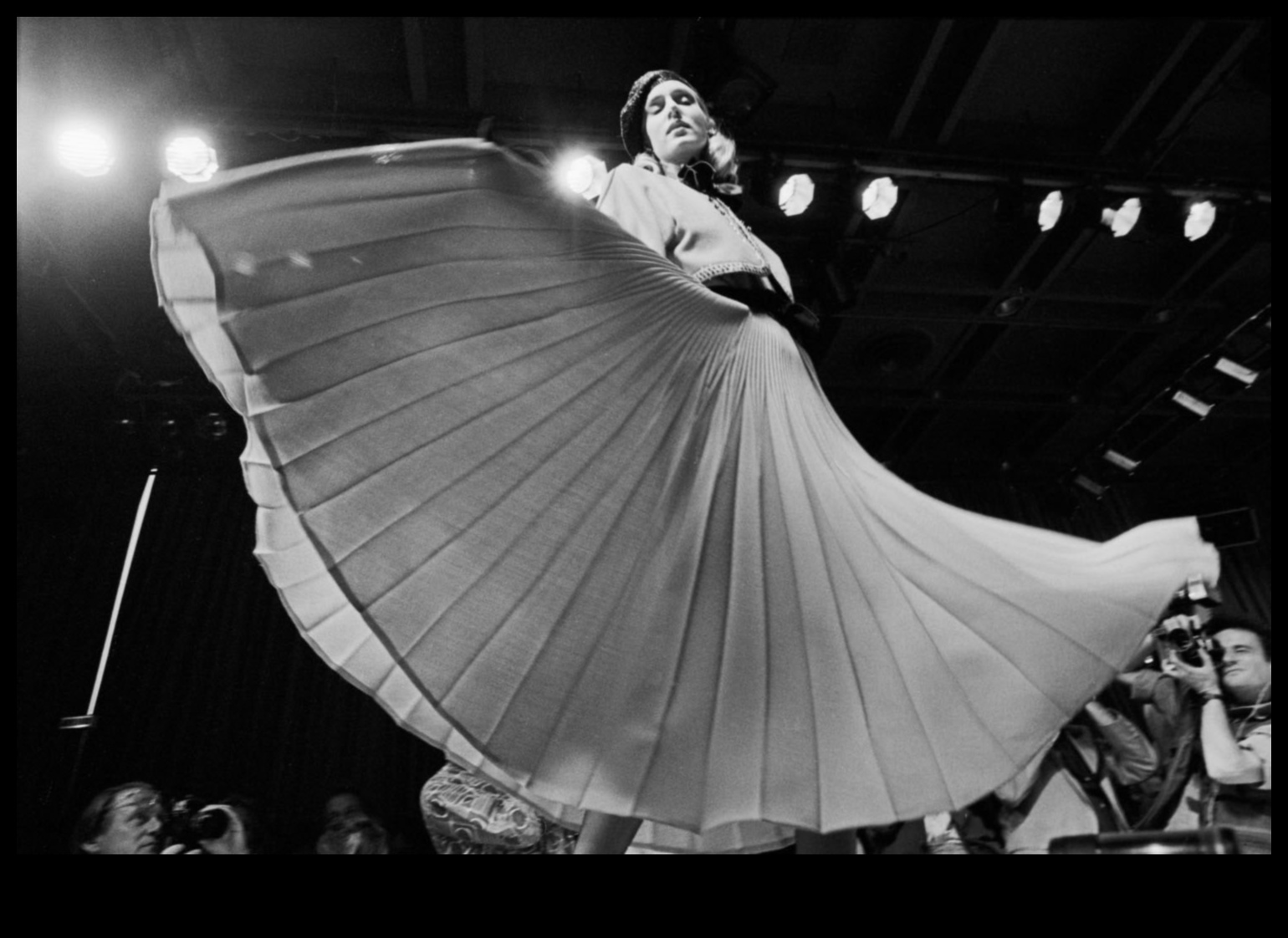 Cronici Couture: cufundați-vă în povestea modei la modă