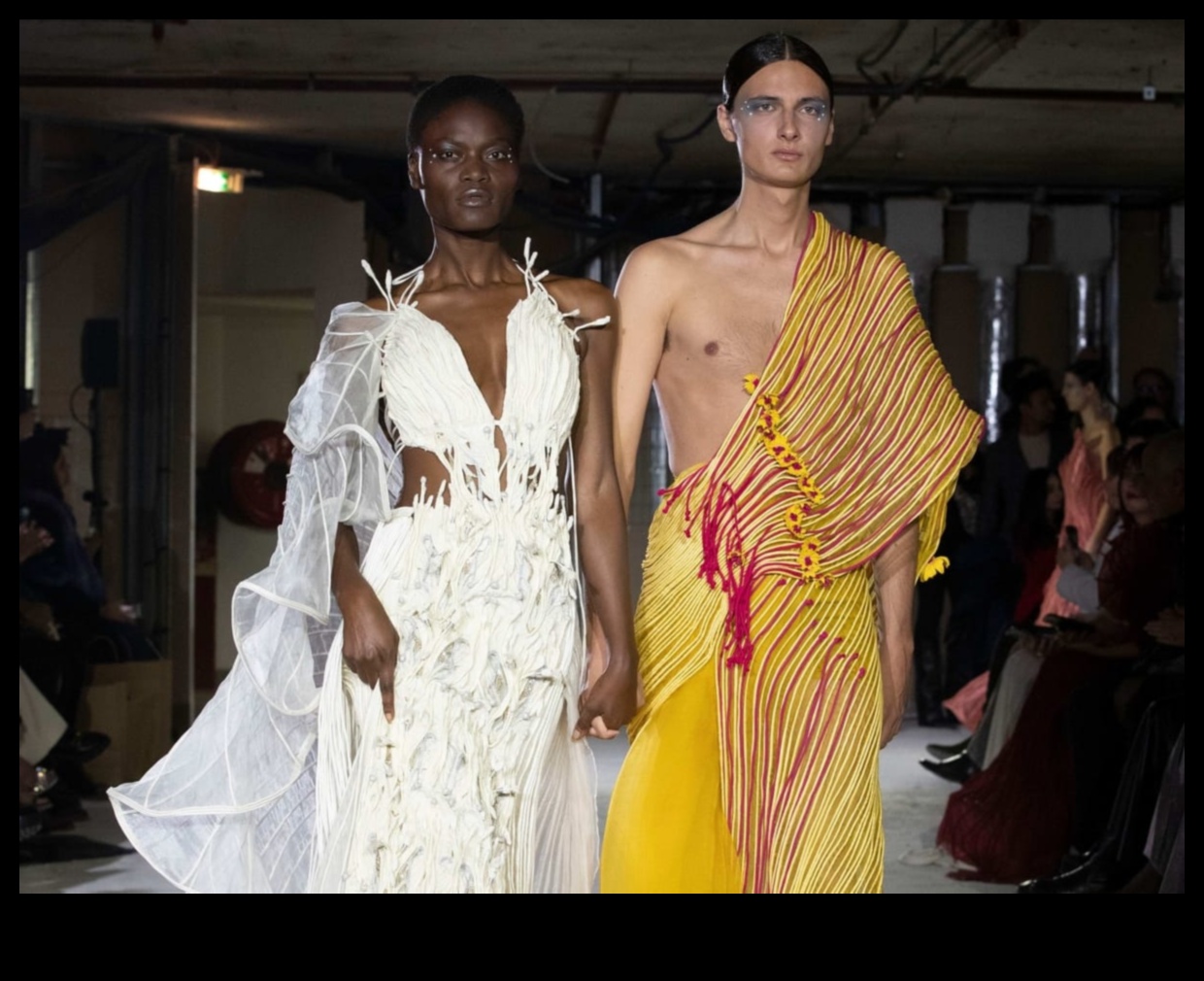 Cronici Couture: cufundați-vă în povestea modei la modă