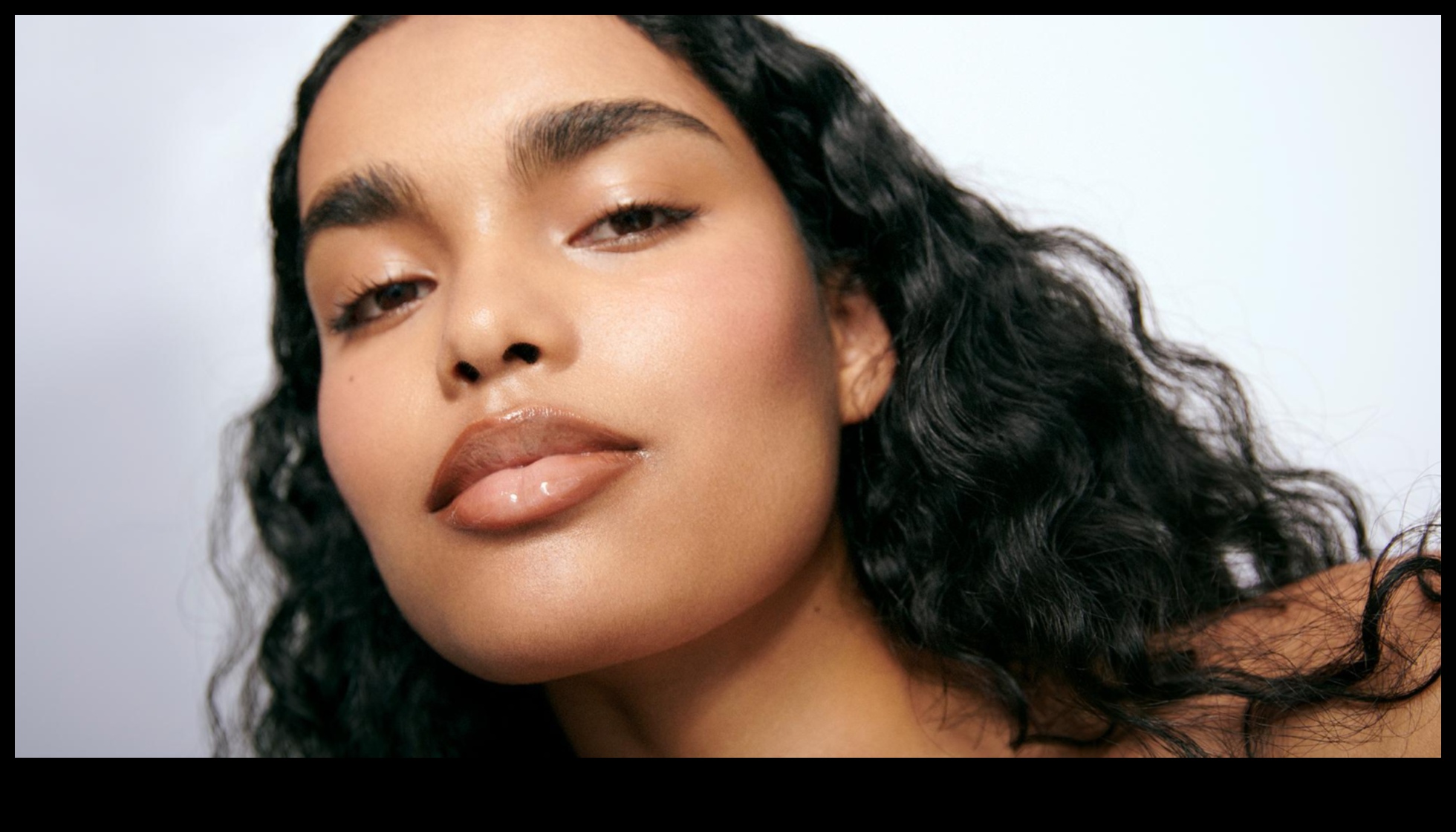 Tendințe pentru creionul de buze: experimentarea cu modele geometrice și abstracte