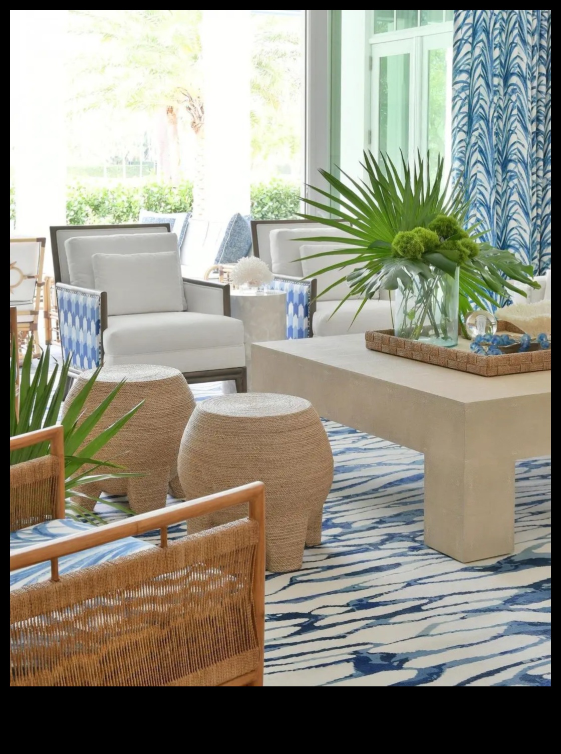 Care sunt câteva sfaturi cheie pentru decorarea unei zone de lounge în aer liber cu accente nautice?