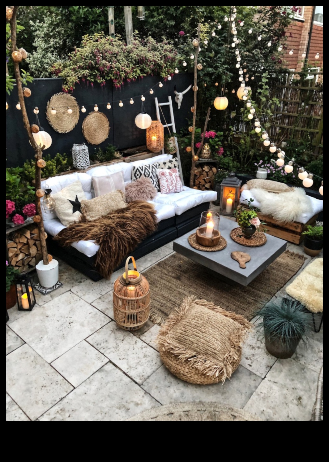 Există sfaturi pentru decorarea unei zone de lounge în aer liber cu idei de decor Boho Chic?