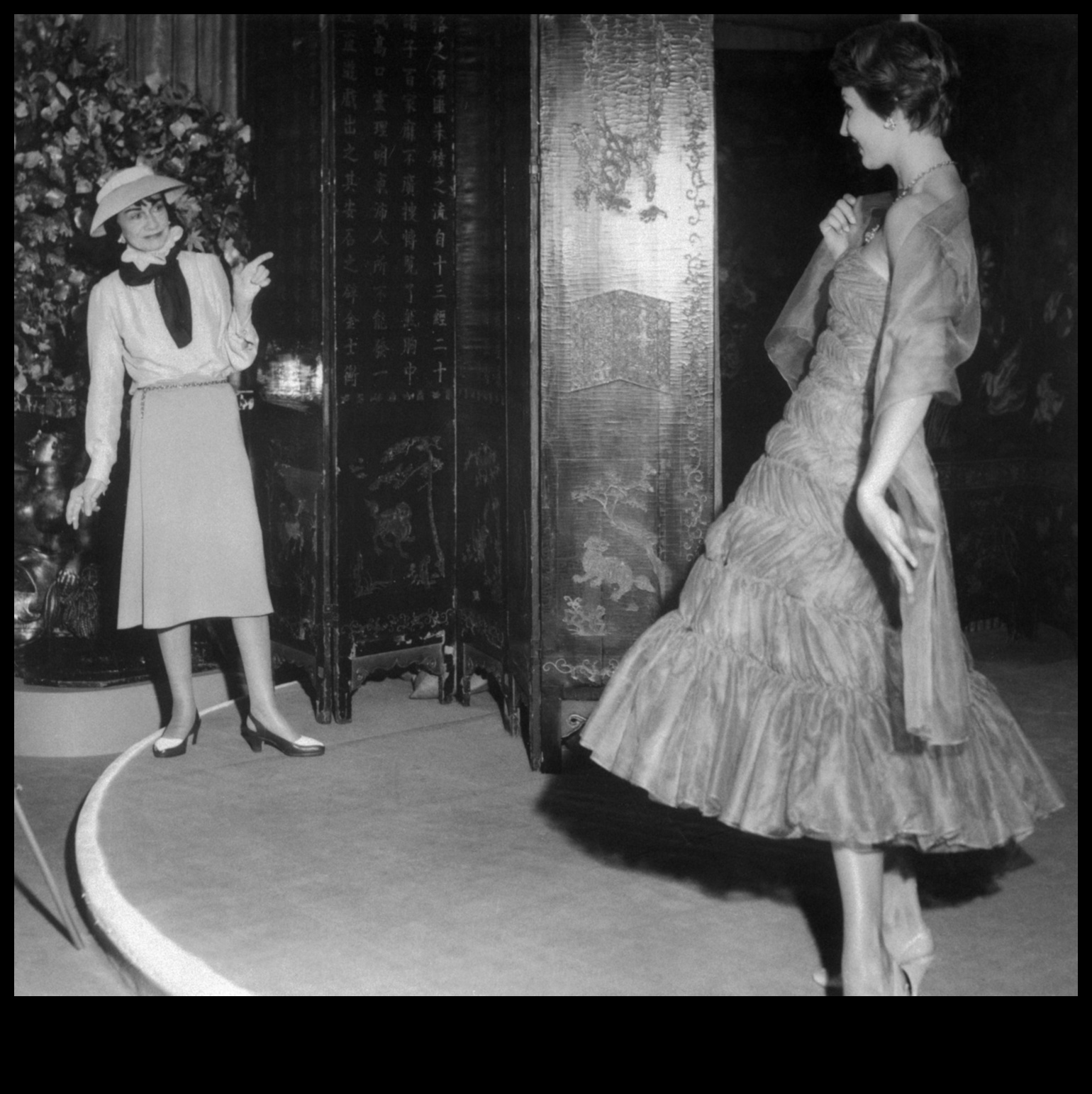 Cronici Couture: cufundați-vă în povestea modei la modă