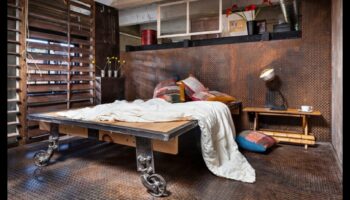 Idei de decor industrial de epocă pentru dormitor cu accente Steampunk