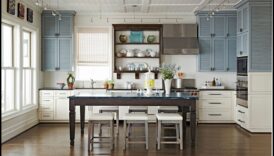 Puteți recomanda modalități de a realiza un decor de bucătărie de coastă la un buget redus?