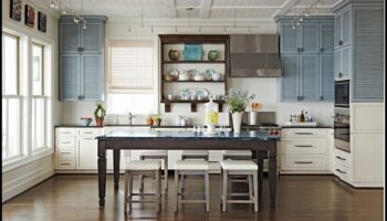 Puteți recomanda modalități de a realiza un decor de bucătărie de coastă la un buget redus?