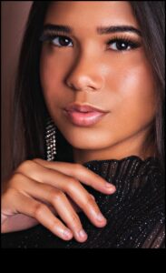 Sculpting Perfection: Arta de a contura în machiajul Glam