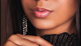 Sculpting Perfection: Arta de a contura în machiajul Glam