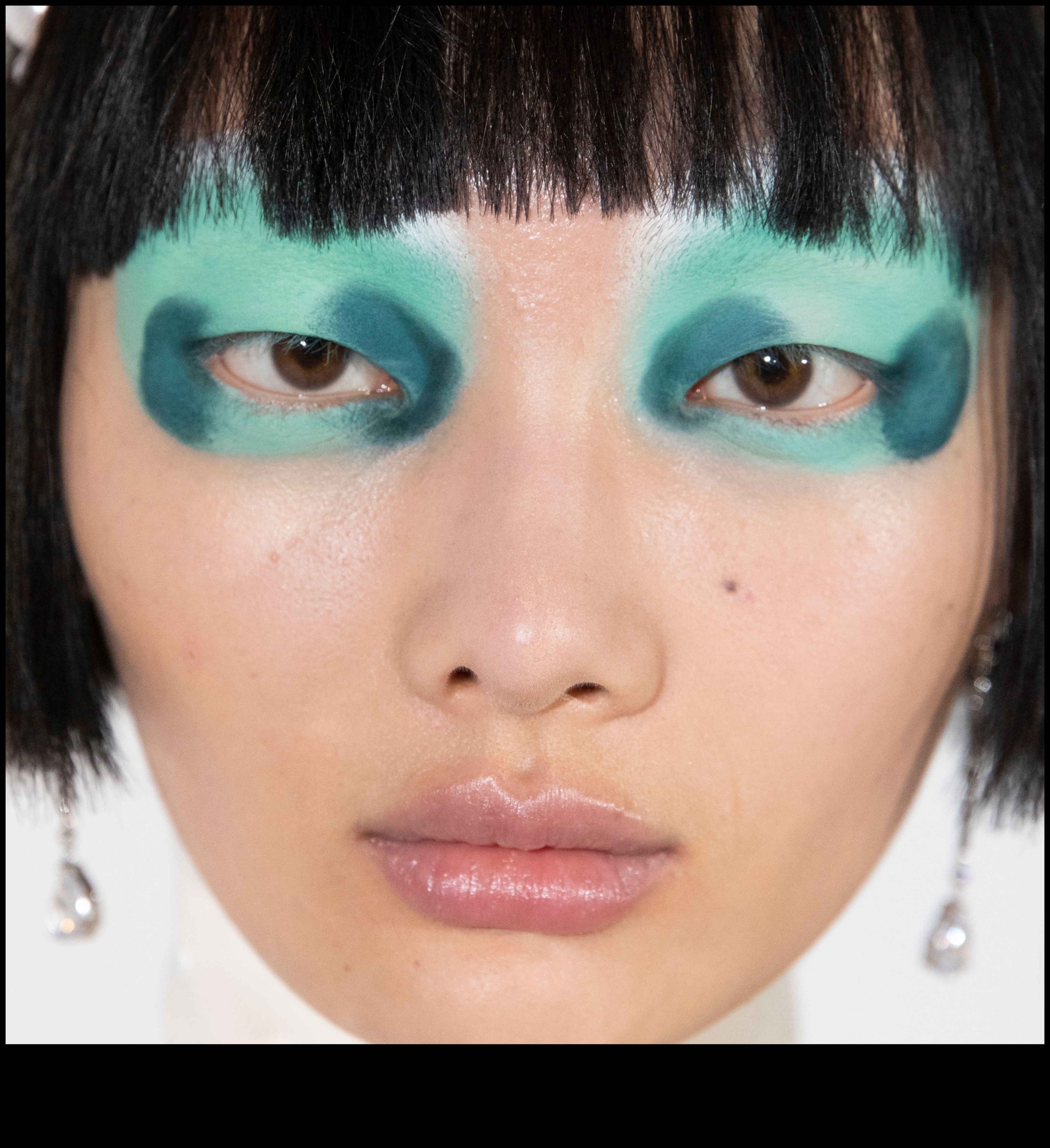 Tendințe pentru creionul de buze: experimentarea cu modele geometrice și abstracte